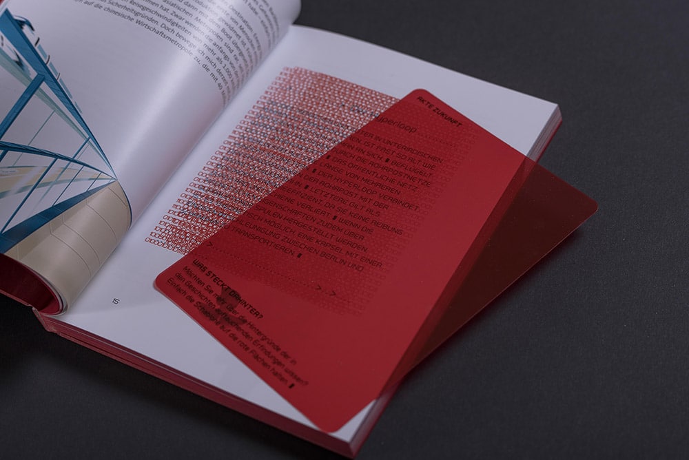 In inneren eines Buches liegt eine rote Transparentfolie