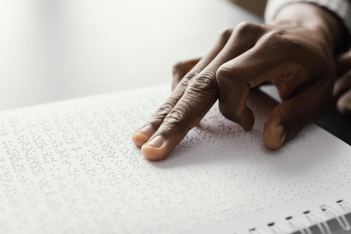 Hände fühlen Braille-Schrift