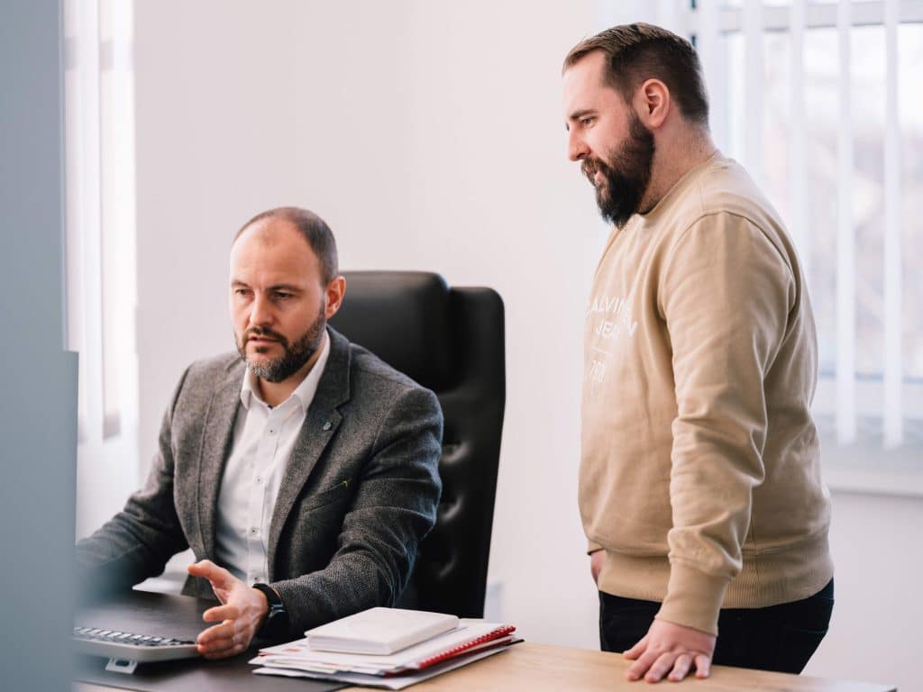 Ein Mitarbeiter der ABT Mediengruppe und ein Mitglied der Geschäftsleitung besprechen gemeinsam ein Projekt.