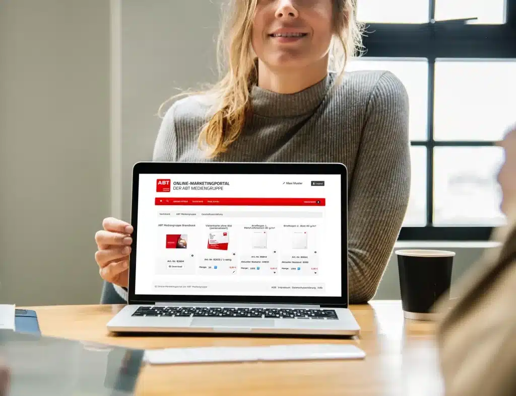 Einblick in das Online-Marketing-Portal auf einem Laptopbildschirm.