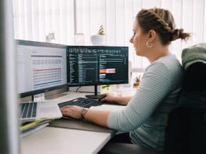 Eine Mitarbeiterin der ABT Mediengruppe sitzt in ihrem Büro und analysiert Daten am Computer.