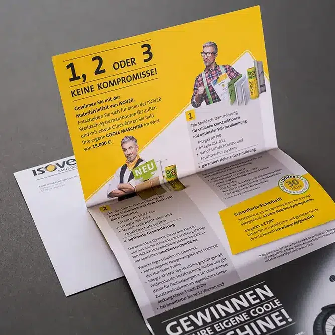 Ein hochwertig gedruckter Selfmailer mit gelben Eye-catcher Highlights auf grauem Untergrund