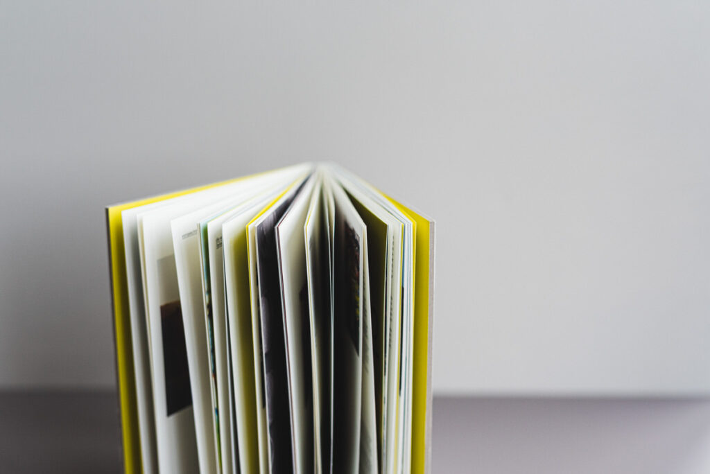 Hardcoverbuch mit gelber Fadenbindung