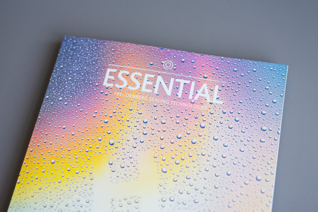 Titelansicht der Kundenbroschüre „Essential“ von Freudenberg Sealing Technologies – 56 Seiten, FSC-zertifiziert, Klebebindung, klimaneutral produziert