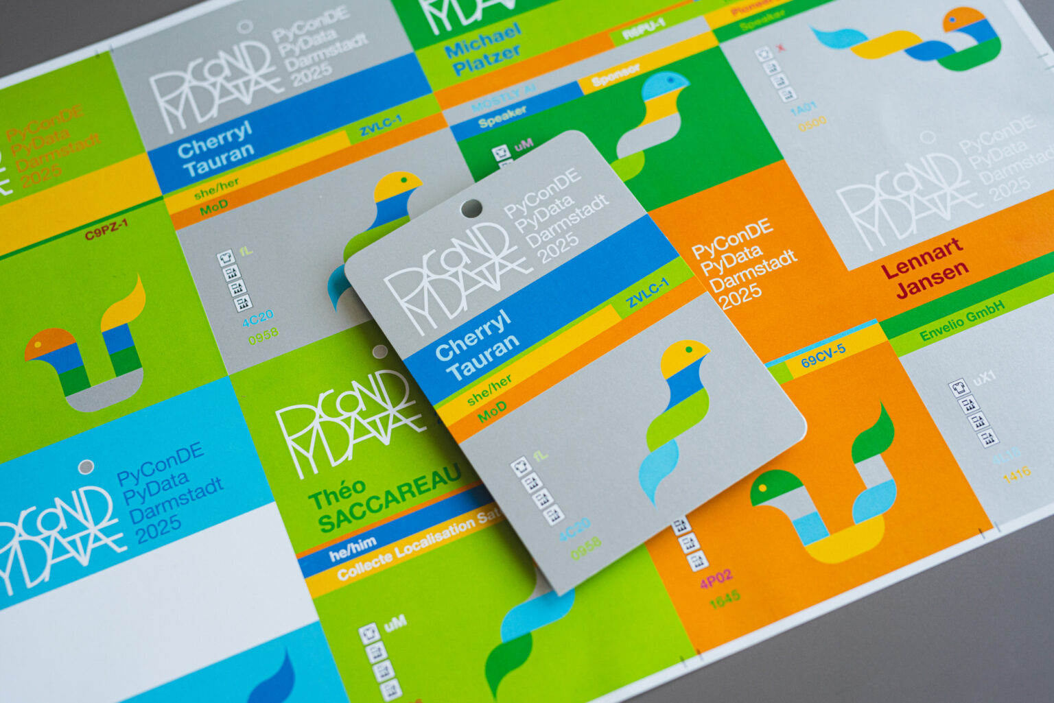Messeausweise mit individueller Gestaltung, Sonderfarbe Silber und farbcodierten Informationen im Digitaldruck auf Bilderdruckpapier DIN A6