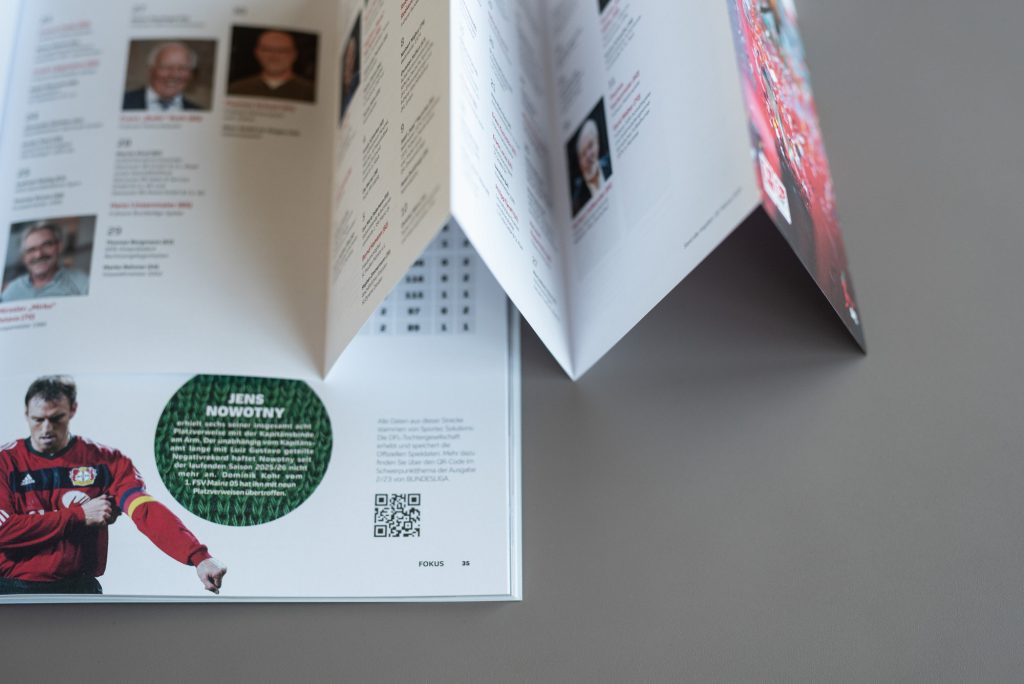 DFL Bundesliga Magazin mit integrierter perforierter Faltbroschüre zum Herausnehmen