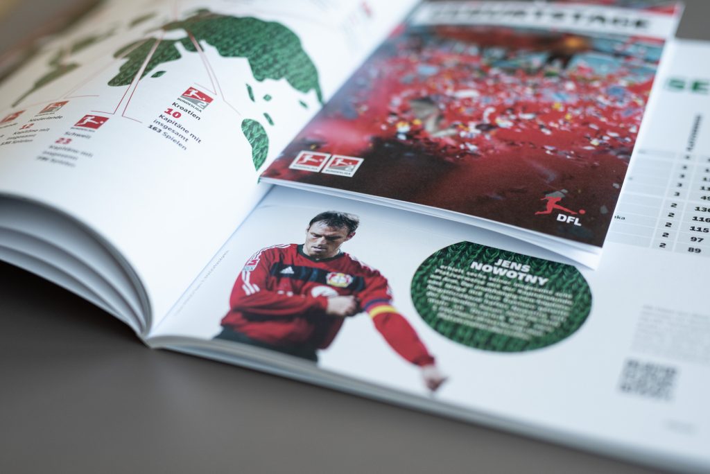 DFL Bundesliga Magazin mit integrierter perforierter Faltbroschüre zum Herausnehmen