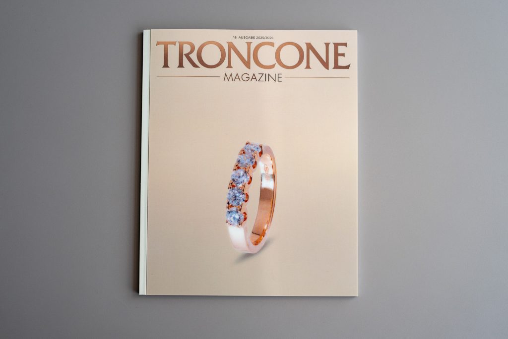 Kundenmagazin mit Wackelcover und Diamantring auf dem Cover
