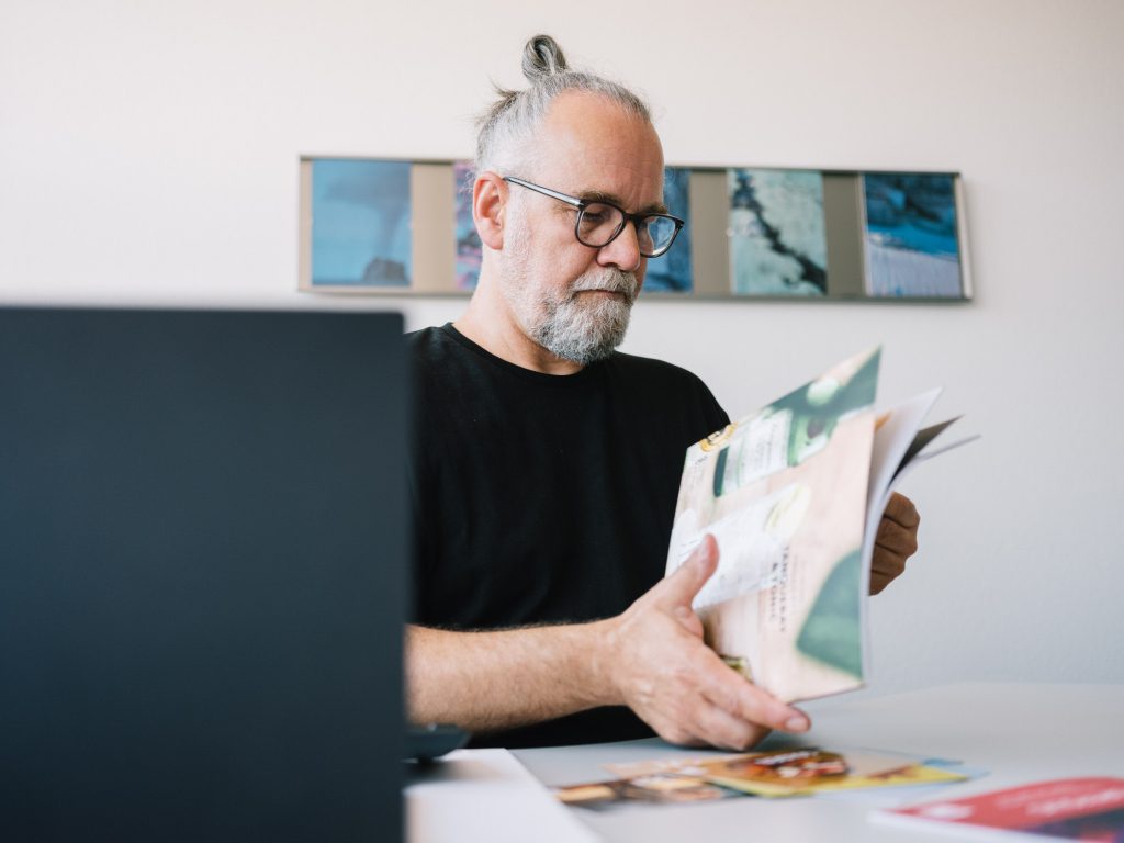 Peter Wiedemann bei der Planung einer Druckproduktion