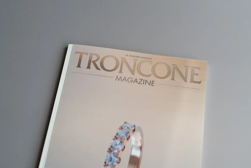 Kundenmagazin mit Wackelcover und Diamantring auf dem Cover