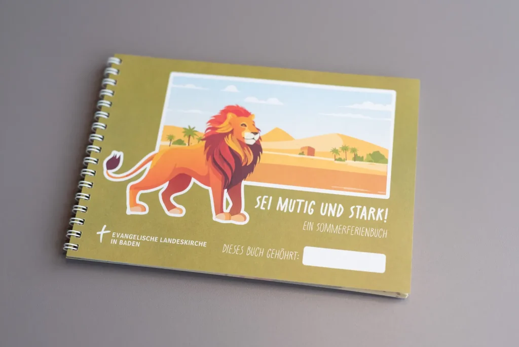 Individuelles Mitmachbuch mit Spiralbindung auf FSC-Recyclingpapier und integrierten Perforationen für interaktive Inhalte.